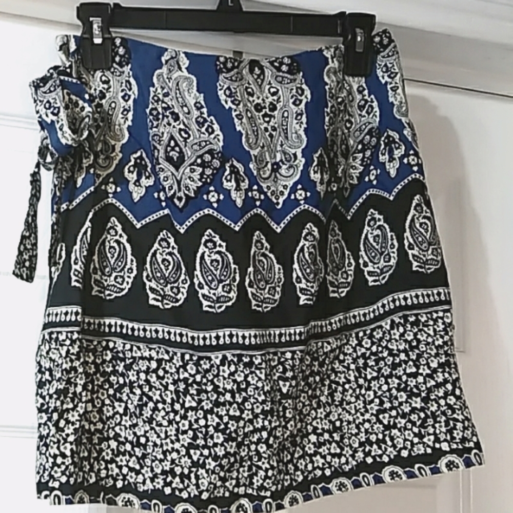 Toska made in the USA mini tie wrap skirt size medium, black , blue & off white.